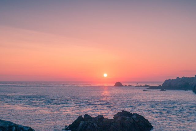 A sunset 
On the island
Of Ouessant ☀️🏝
.
Dernière photo de cette série. J’ai découvert Ouessant l’année dernière, et quelle île magnifique ! Merci @amlou_ack pour m’avoir emmener avec toi (et ta famille).
.
Ouessant : 3/3
.
.
.
.
.
.
.
.

#ouvriersdelaruche #guiruch #frenchvisuals #oceandecouleurs #northfeature #theocsphoto #lightshadowcreative #explographies #igworldclub_sunset #colapsestudio #zeinberg @zeinberg #sunset_perfection
#sunsetphotosession
#sunsetphotographylover
#sunsetphotograpy
#sunsetphotography📷🌄
#sunsetphotograph #ouessant