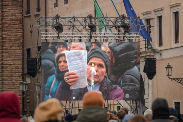 Funérailles de Giulia Cecchettin, la jeune femme de 22 ans assassinée par son petit ami dans la région de Vénétie. La 103e victime d'un féminicide en Italie, qui devait obtenir son diplôme d'ingénieure en biomédical le 16 novembre à l'université de Padoue, a été pleurée le 5 décembre 2023 à la basilique San Giustina de Padoue, où une foule de 8 000 personnes a rendu hommage à Giulia. La région de Vénétie était en deuil, avec des cours annulés à l'université et des drapeaux en berne.

Funeral of Giulia Cecchettin, the 22 years old woman murdered by her boyfriend in the region of Venetia. Set to graduate November 16th in biomedical engineering at the University of Padova, the 103rd victim of feminicide in Italy was mourned on December 5th 2023 at the Basilica of San Giustina in Padova, where a crowd of 8000 mourners payed their respects and hommage to Giulia. The region of Venetia was in mourn, with classes cancelled at the University, and flags at half mast.

@hanslucas.photo #photojournalisme #giulia #giuliacecchettin #photojournalism