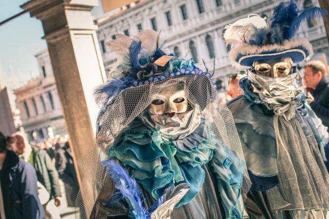 Le Carnaval de Venise, dont les origines remontent à 1094, anime la ville chaque année, attirant des milliers de touristes et de participants, tous vêtu de costumes d’époque extravagant, arborant masques et vêtements colorés. 

Le Mardi Gras marque la fin du célèbre carnaval, concluant 2 semaines de célébrations masquées comprenant parades, costumes et spectacles élaborés, le tout dans une ambiance chaleureuse et vibrante.

Série entière à retrouver sur le site de @hanslucas.photo