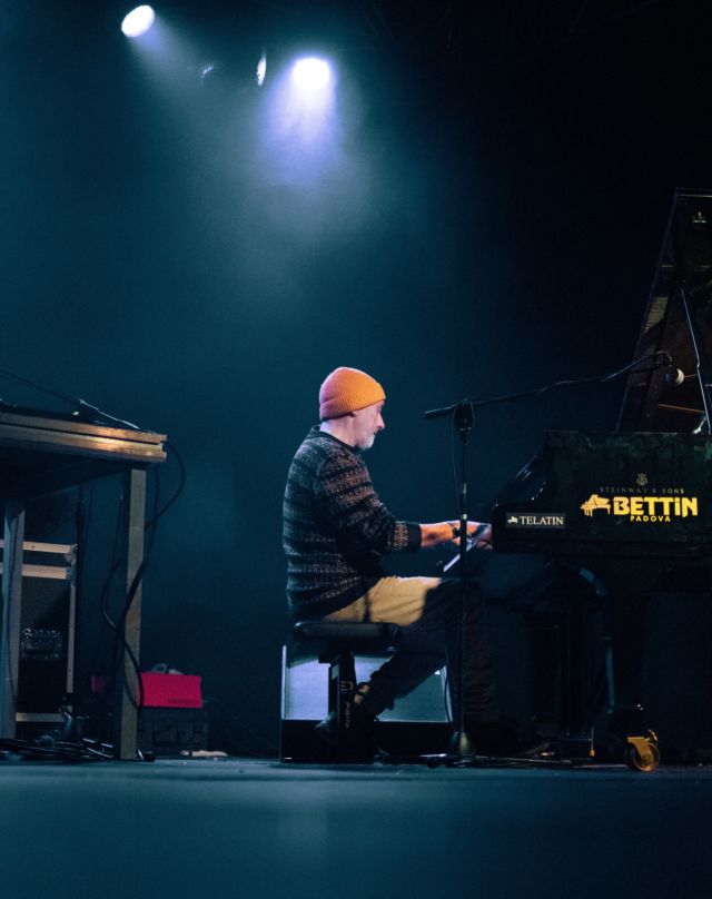 L'artiste breton Yann Tiersen, auteur-compositeur, musicien et producteur, s'est produit à Padoue dans le cadre de sa tournée européenne en camping-car pour son Kerber Complete Tour, en commençant par un set piano acoustique et en terminant par un set électronique.

Série à retrouver sur le site de @hanslucas.photo